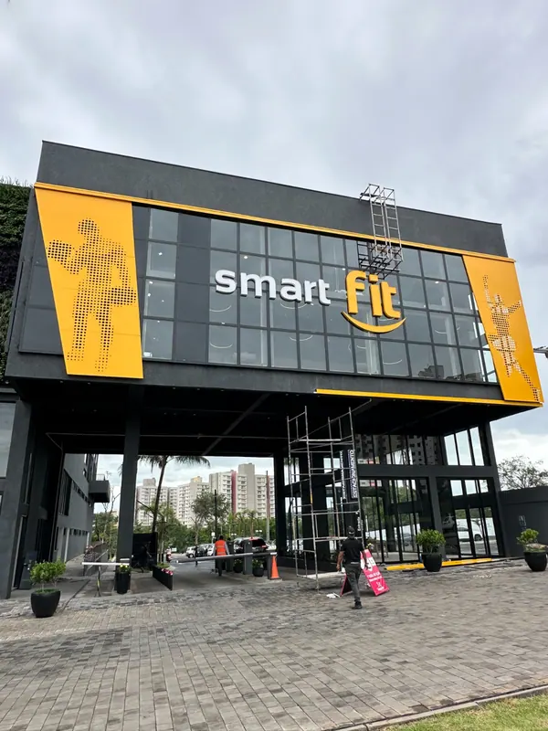 Fachada comercial em vidro e alumínio de academia Smart Fit