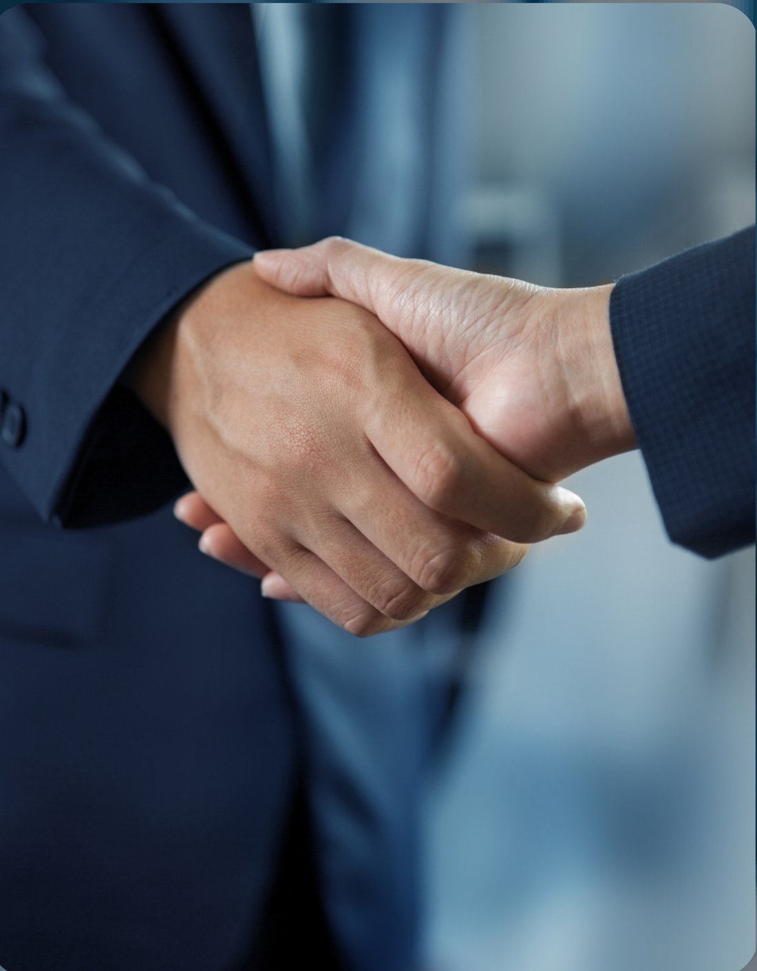 Aperto de mãos representando parceria e confiança