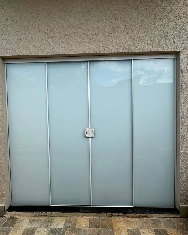 Porta de correr de vidro temperado jateado com quatro folhas