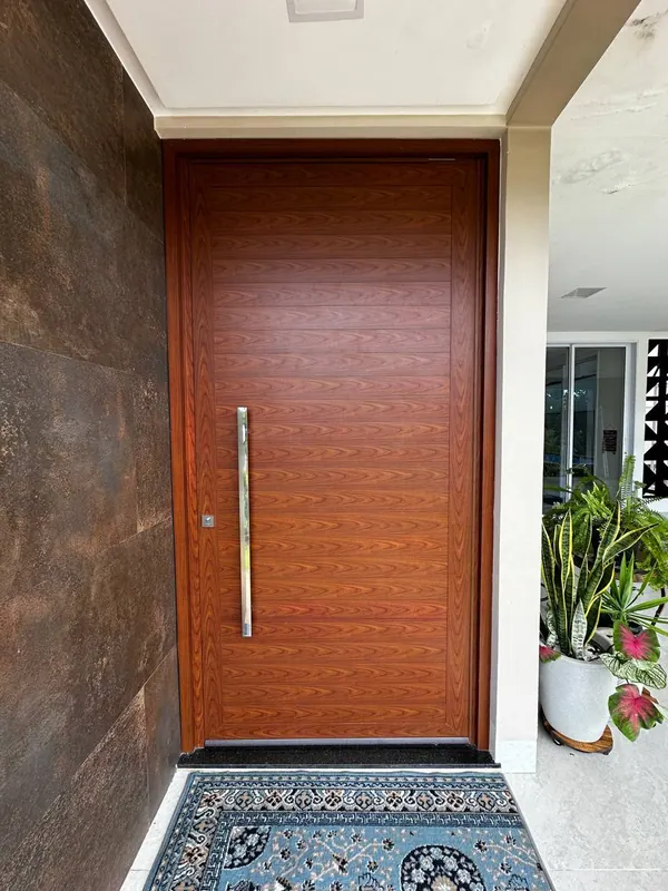 Porta pivotante em ACM amadeirado com puxador vertical