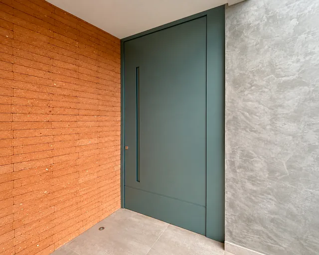 Porta pivotante em ACM verde da linha Velare